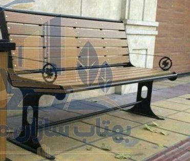 نیمکت شهری با پایه فلزی تیره و تخته‌های چوبی‌رنگ در پیاده‌رو